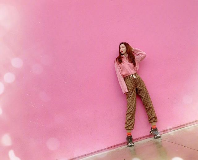 机场张萌现身机场，身材不比女团差《乘风破浪的姐姐们》未播先火