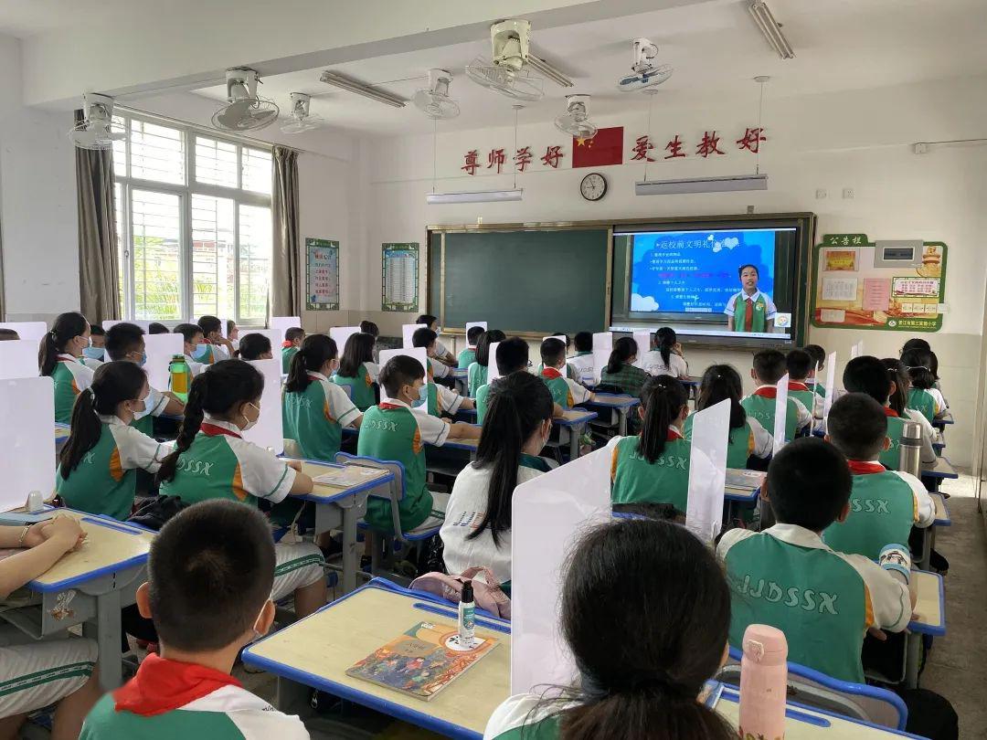 学生们观看学校自己拍摄的《晋江市第三实验小学学生防疫一日常规》