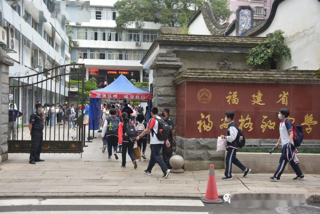 首页 教育 本文  二中进行升旗仪式 延安中学教育集团中学部 在延安