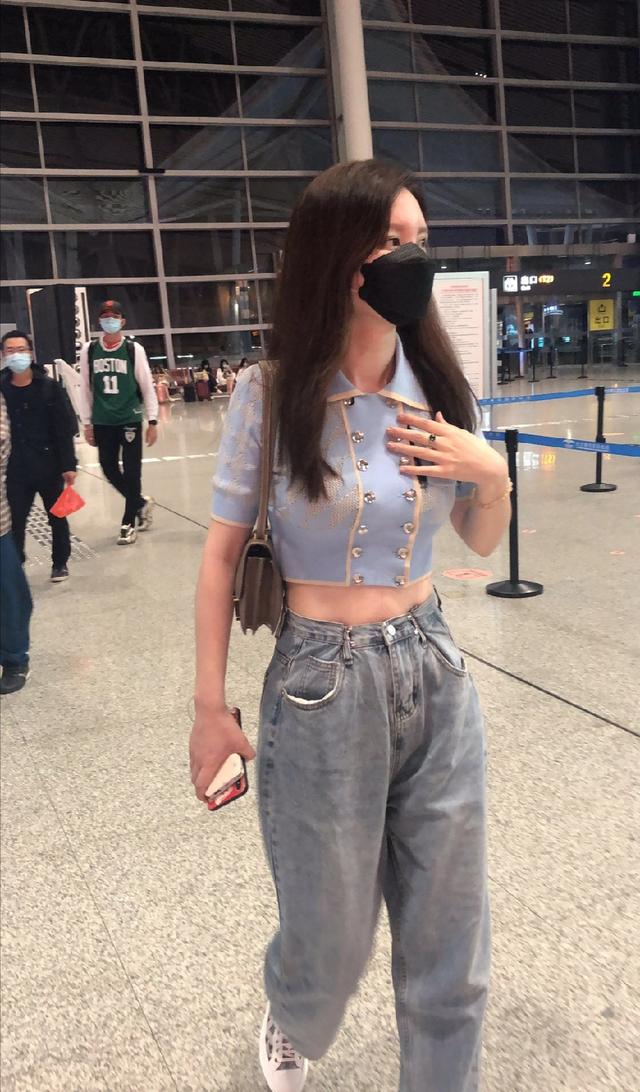 机场张萌现身机场，身材不比女团差《乘风破浪的姐姐们》未播先火