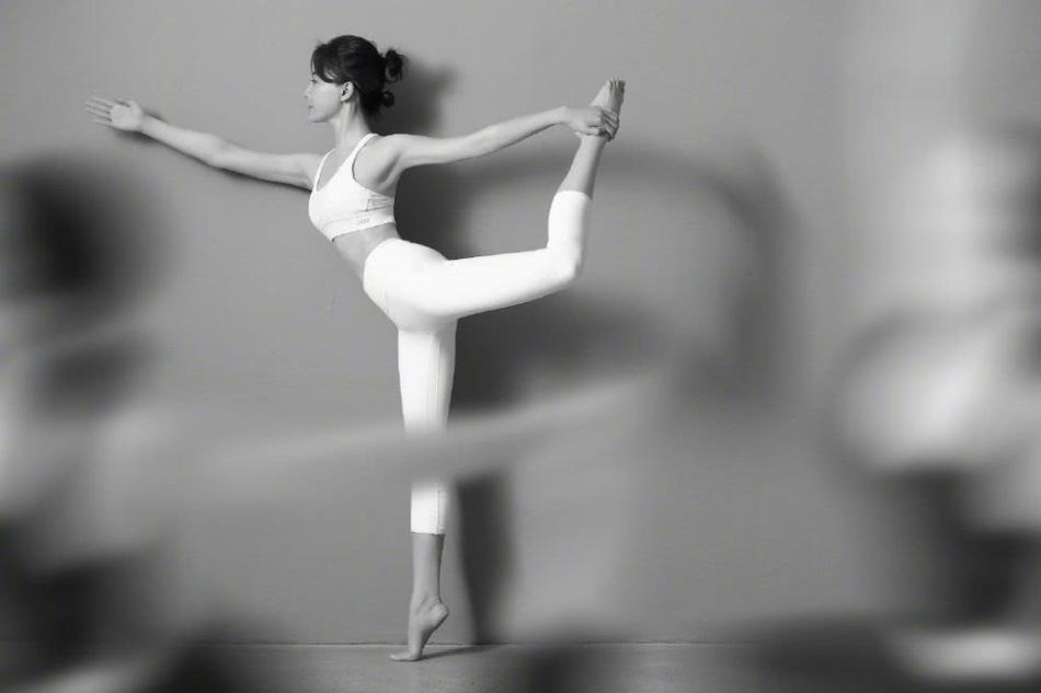 43岁陈数晒高难度瑜伽照 动作优美柔韧性强泛亚电竞身材绝了(图6)