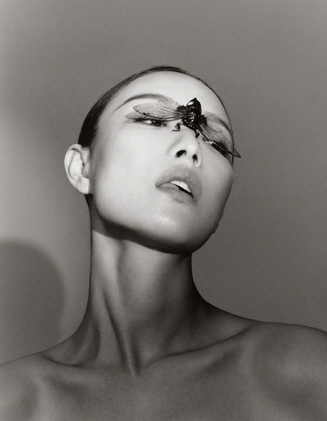 显得31岁倪妮这波封面气质超绝！蜻蜓上脸、跟泰国第一美撞衫