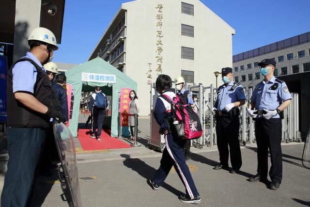 北京初三学生复课 近200名初三学生有序进校