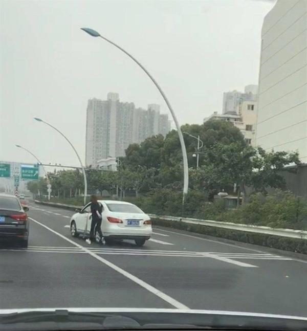 车自己跑了！上海中环上女司机狂追自己车