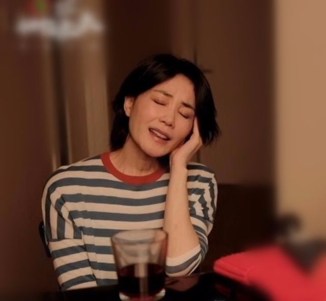 衬衫穿衬衫现身颈纹都不遮掩，接地气的天后！王菲打扮就是随性