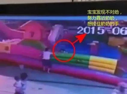 「慎玩」有孩子受伤……慎玩!贵州一广场充气蹦蹦床疑似被风吹翻