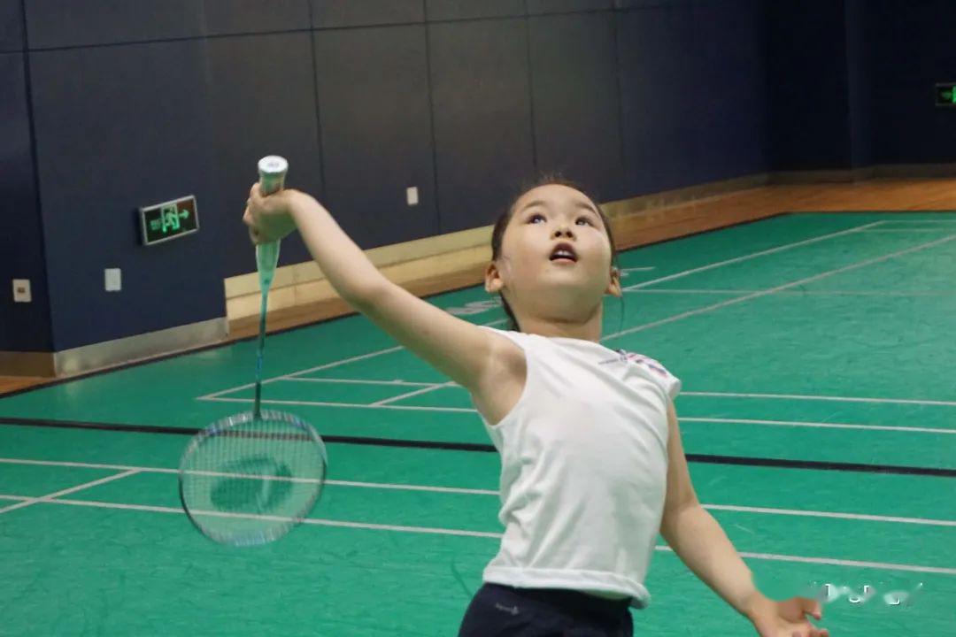 怎样教小孩子打羽毛球 81eea27ce68843e3955e0ce8a39e7a8d.jpeg