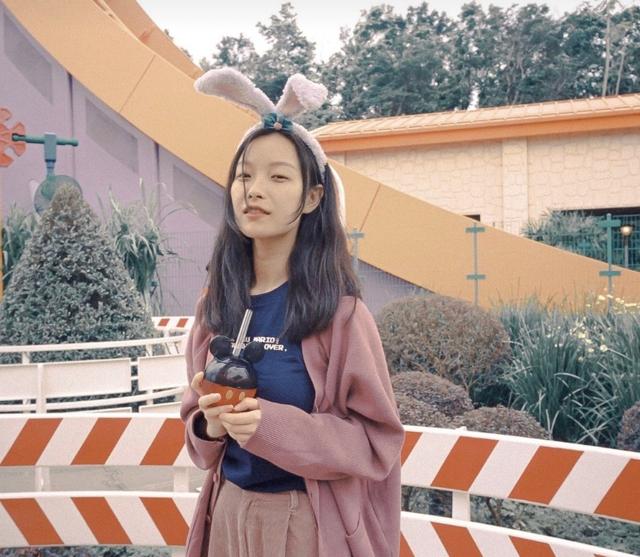 显得31岁倪妮这波封面气质超绝！蜻蜓上脸、跟泰国第一美撞衫