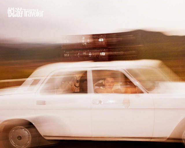 高冷但旁边的高冷大黄狗更抢镜！李易峰的眉毛太喜感了！浓黑似蜡笔小新