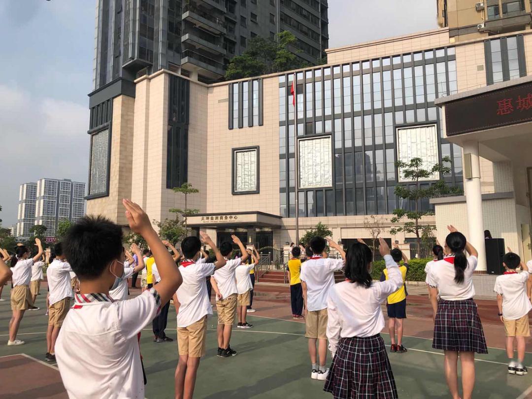 市惠南学校  惠州市惠南学校保持1米安全距离,有序排队放学.