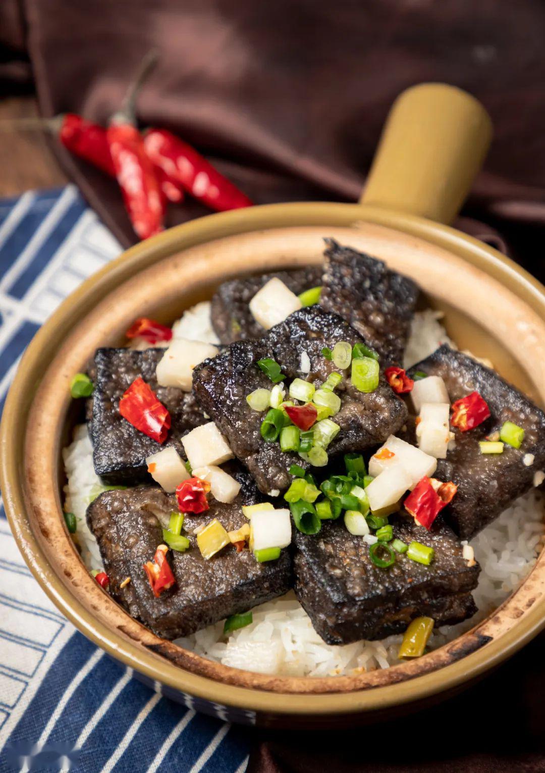 【臭臭】煲仔饭,真香!_臭豆腐