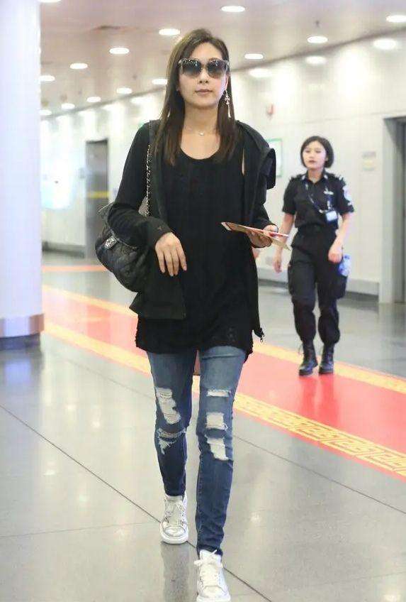 衣服46岁了也不显老，就是穿的衣服很廉价！看杨恭如的打扮真年轻