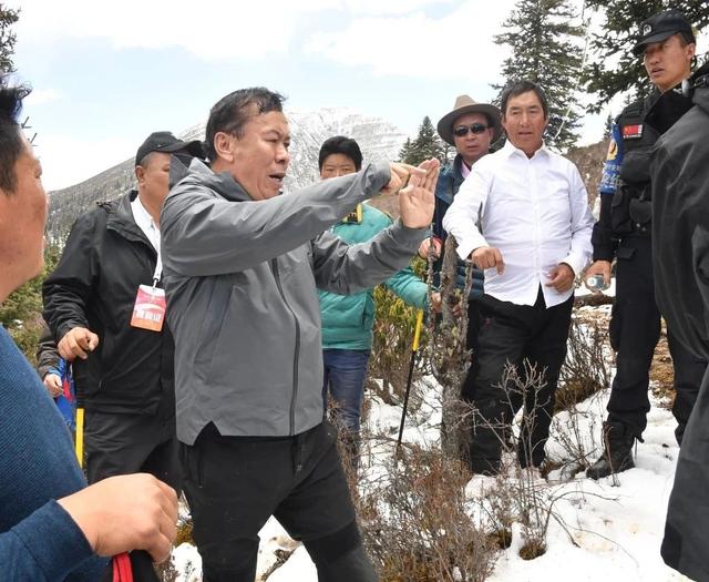 阿布参加"我为谷布添砖瓦"登山活动_昌都