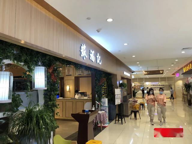 恶心!监控拍下餐厅厨师向炒菜锅吐口水