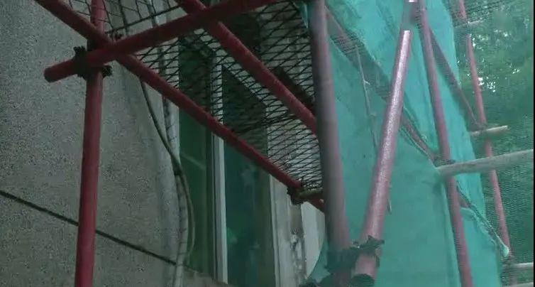 居民楼内连续被盗,外墙脚手架是"贼梯?