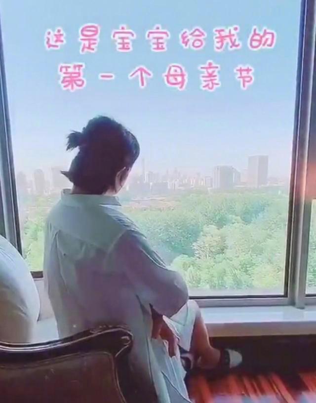 母亲节，马丽怀里抱着宝宝官宣当妈，成功的女人总是爱与事业同行
