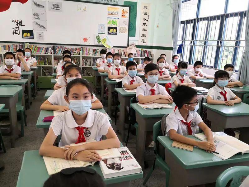 ​全程佩戴口罩，单人单桌！“神兽归笼”，今天深圳首批小学生返校啦