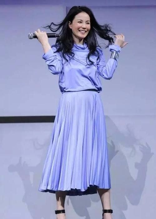 衬衫穿衬衫现身颈纹都不遮掩，接地气的天后！王菲打扮就是随性