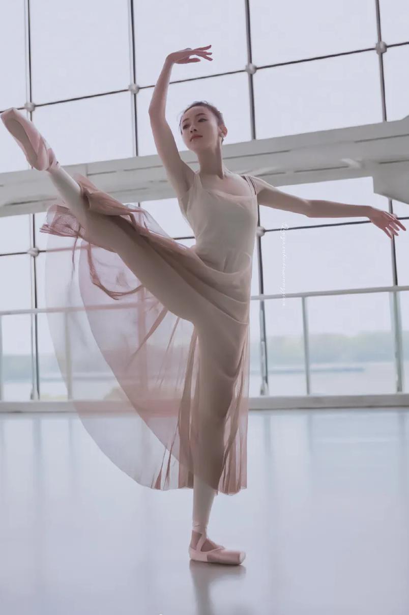 舞蹈名场面 | 芭蕾专家解析《红菱艳》,挥鞭转,大双人舞这些专业术语