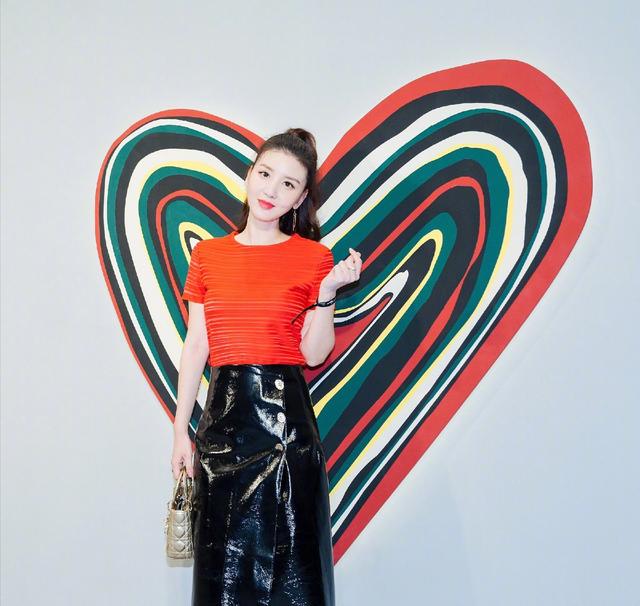 机场张萌现身机场，身材不比女团差《乘风破浪的姐姐们》未播先火