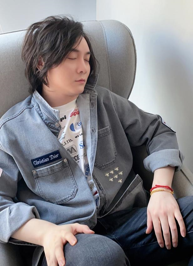 张大仙到底多有钱开法拉利不算啥看到他购买的手办打扰了