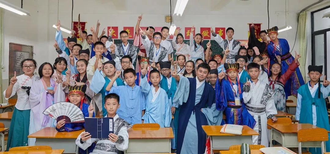 广州市黄埔广附实验学校是由广州大学附属中学和黄埔区教育局合作办