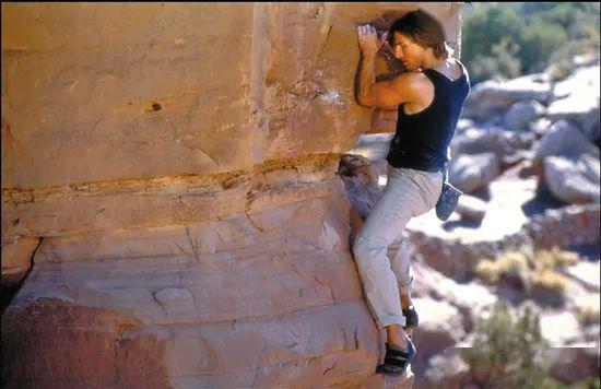拍摄《碟中谍2》时,阿汤哥主动要求亲身上阵,拍摄徒手攀岩镜头,还