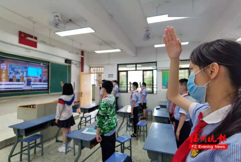 二附小还给六年级所有返校学生 送上香囊与防疫手册