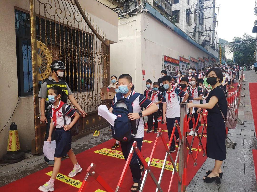 5月11日上午,城厢区逸夫实验小学3至6年级学生陆续返校.