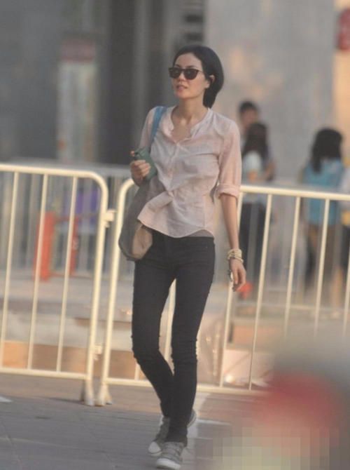 衬衫穿衬衫现身颈纹都不遮掩，接地气的天后！王菲打扮就是随性