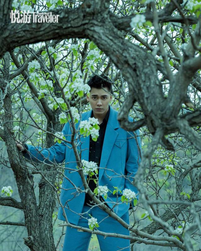 高冷但旁边的高冷大黄狗更抢镜！李易峰的眉毛太喜感了！浓黑似蜡笔小新