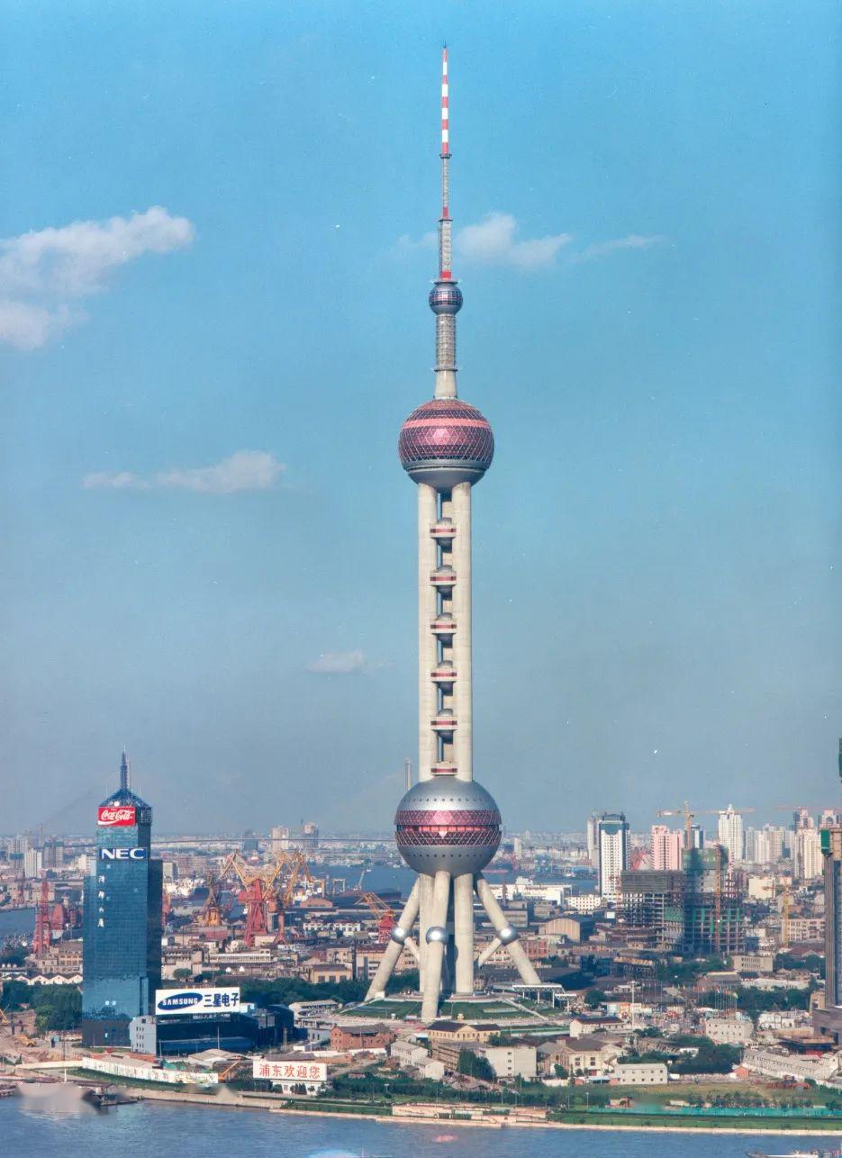 由于是改革开放后大上海再次腾飞的首个地标建筑,东方明珠的外观设计