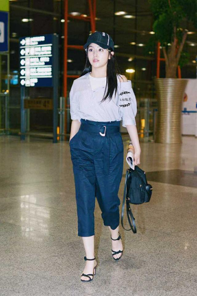 衬衫31岁美似动漫少女张含韵还能再嫩点吗？穿衬衫裙配一双半腿袜