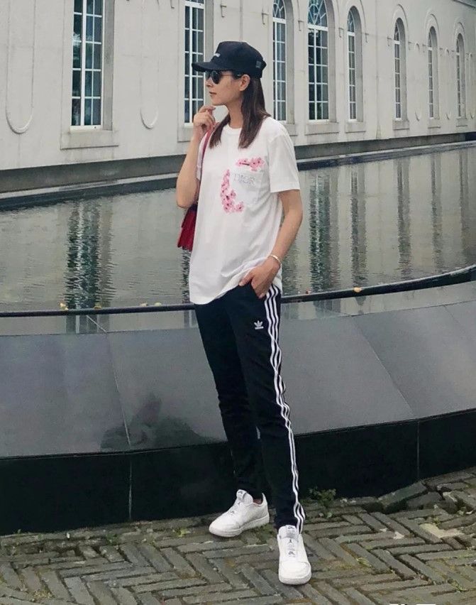 衣服46岁了也不显老，就是穿的衣服很廉价！看杨恭如的打扮真年轻