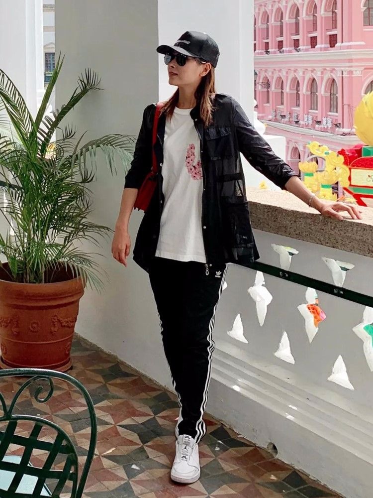 衣服46岁了也不显老，就是穿的衣服很廉价！看杨恭如的打扮真年轻