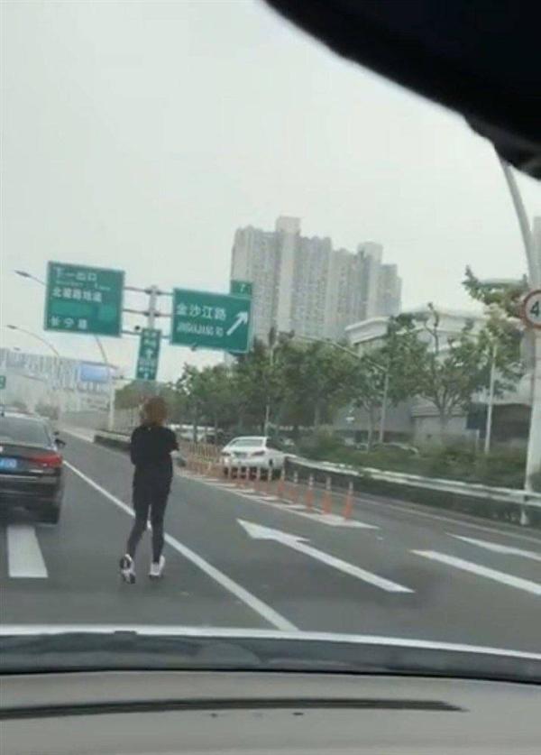 车自己跑了！上海中环上女司机狂追自己车