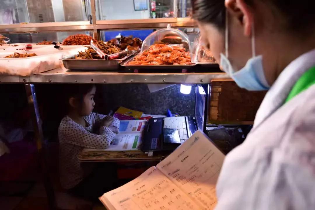 菜市场女孩扎心真相:寒门逆袭,读书是最容易的一条