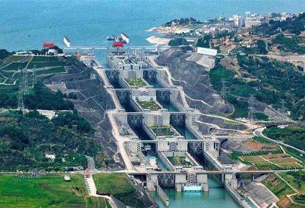 原创外国游客疑惑:三峡大坝落差113米,船是怎么通过的?