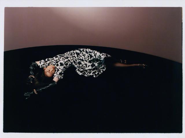 显得31岁倪妮这波封面气质超绝！蜻蜓上脸、跟泰国第一美撞衫