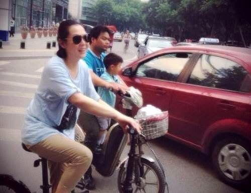 录影素面朝天很清纯，穿了件很普通的白T恤！刘若英录影棚里唱歌