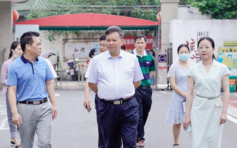 刘勇一行先后来到龙师附小,龙南镇第一小学,实地检查各校体温检测点