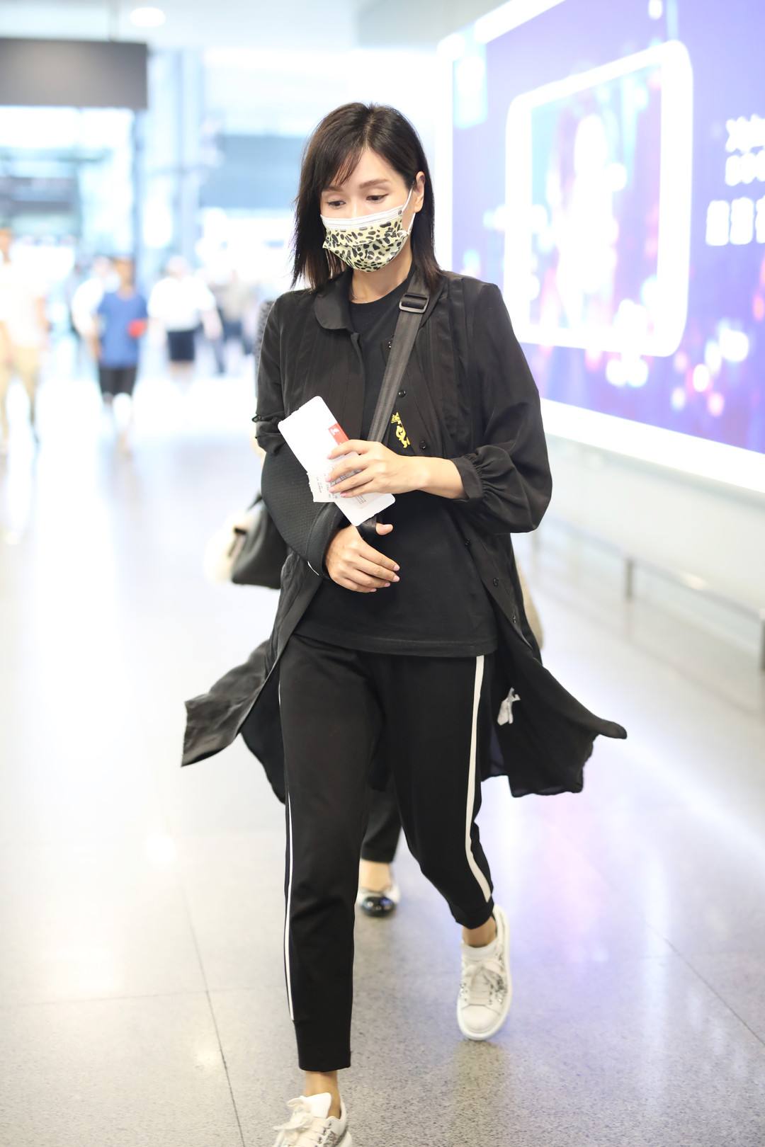 衣服46岁了也不显老，就是穿的衣服很廉价！看杨恭如的打扮真年轻