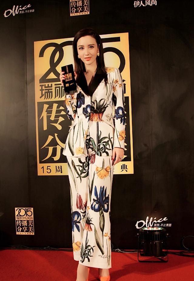 机场张萌现身机场，身材不比女团差《乘风破浪的姐姐们》未播先火