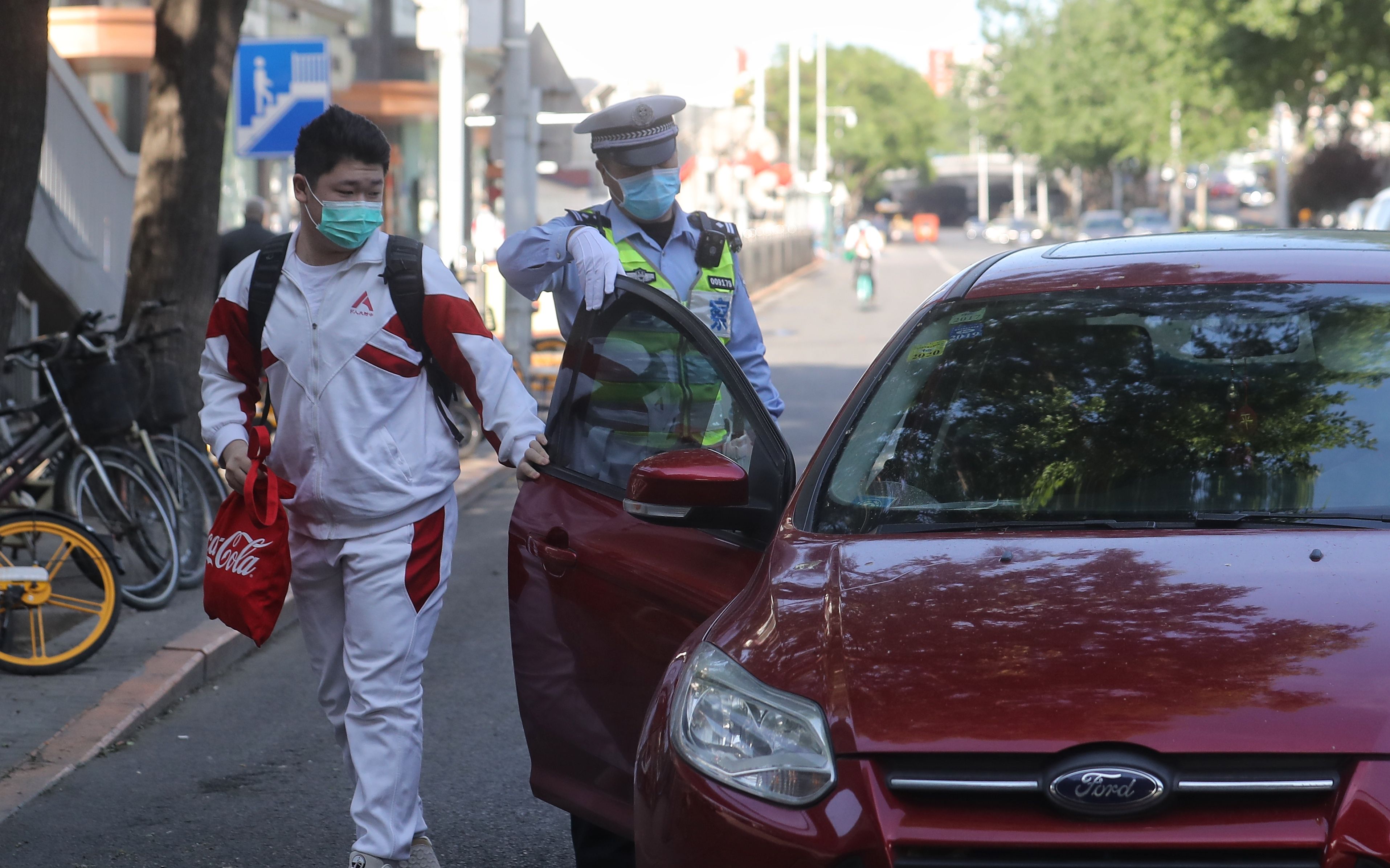 北京8万余名初三学生今起复课，交警校门前疏导交通