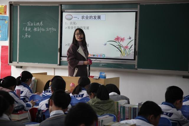 怎么当大学专业课老师 e818a91c01474705a7c5071a7ea550d9.jpeg