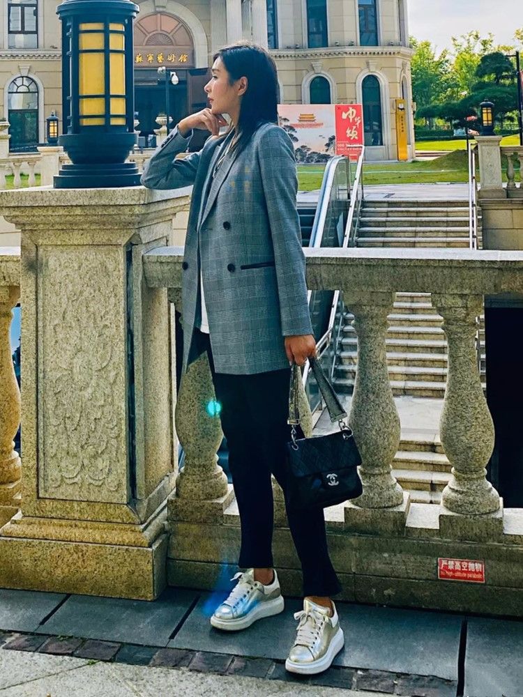 衣服46岁了也不显老，就是穿的衣服很廉价！看杨恭如的打扮真年轻