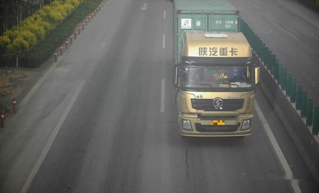 东光:中重型货车车主注意!请靠右行驶!