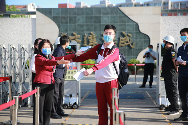 北京8万余名初三学生复学，多校用“隔空拥抱”迎接学生