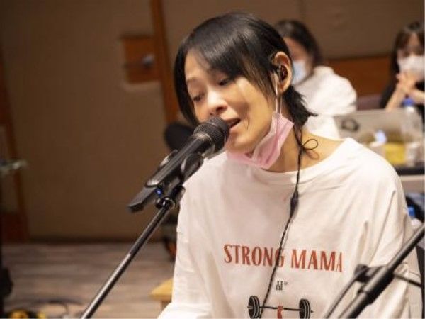 录影素面朝天很清纯，穿了件很普通的白T恤！刘若英录影棚里唱歌