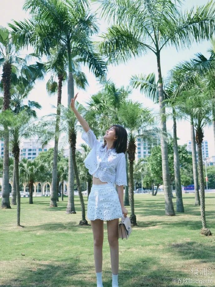美女红星乔欣初夏清凉照!娇嫩雪肤俏脸靓丽大长腿诱人